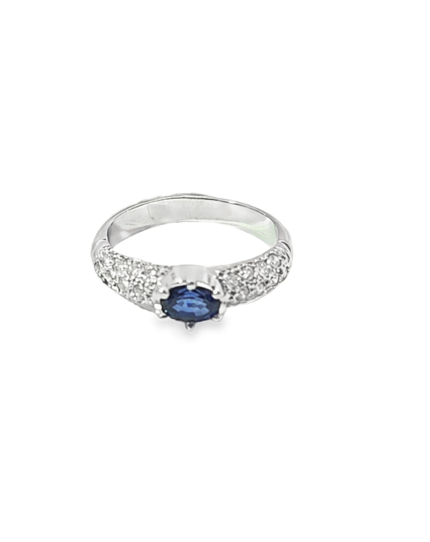 Anillo de diamante solitario ovalado con zafiro azul de 18 kt