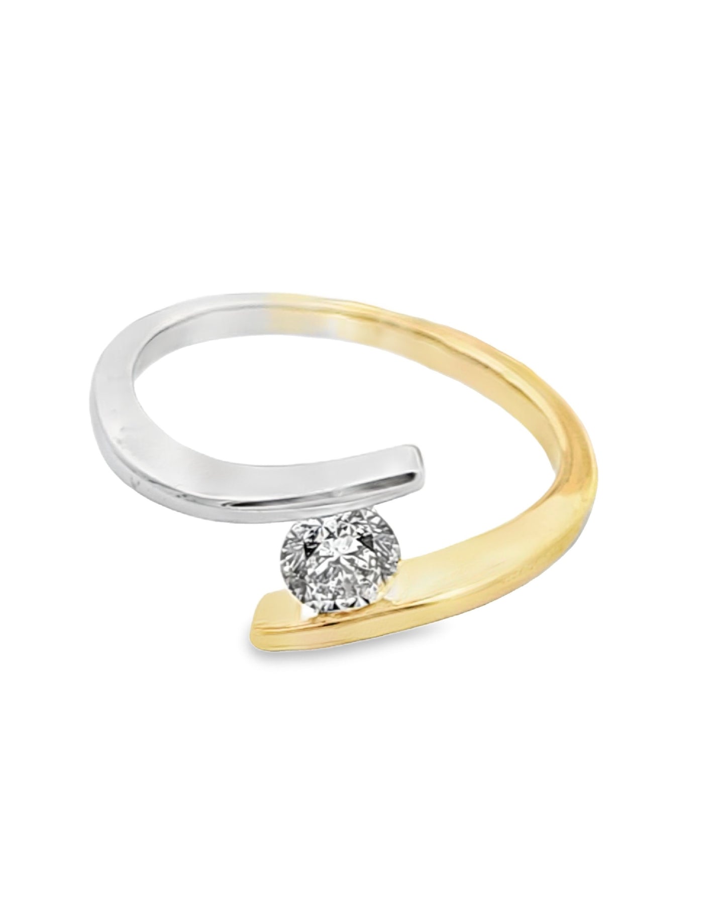 Anillo de compromiso de diamantes cruzados en oro blanco/amarillo de 18 quilates
