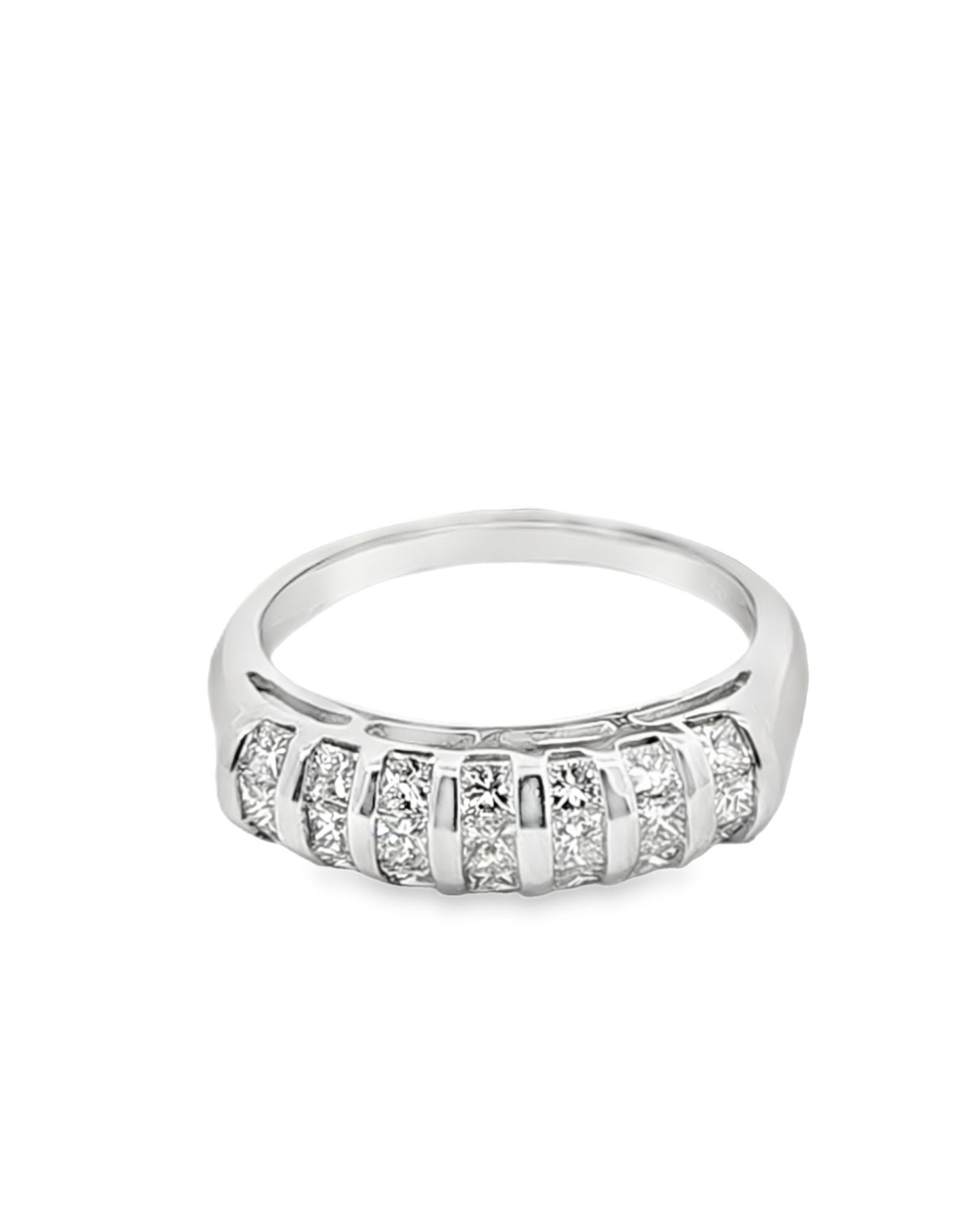 Anillo de oro blanco de 18 kt con diamantes talla princesa