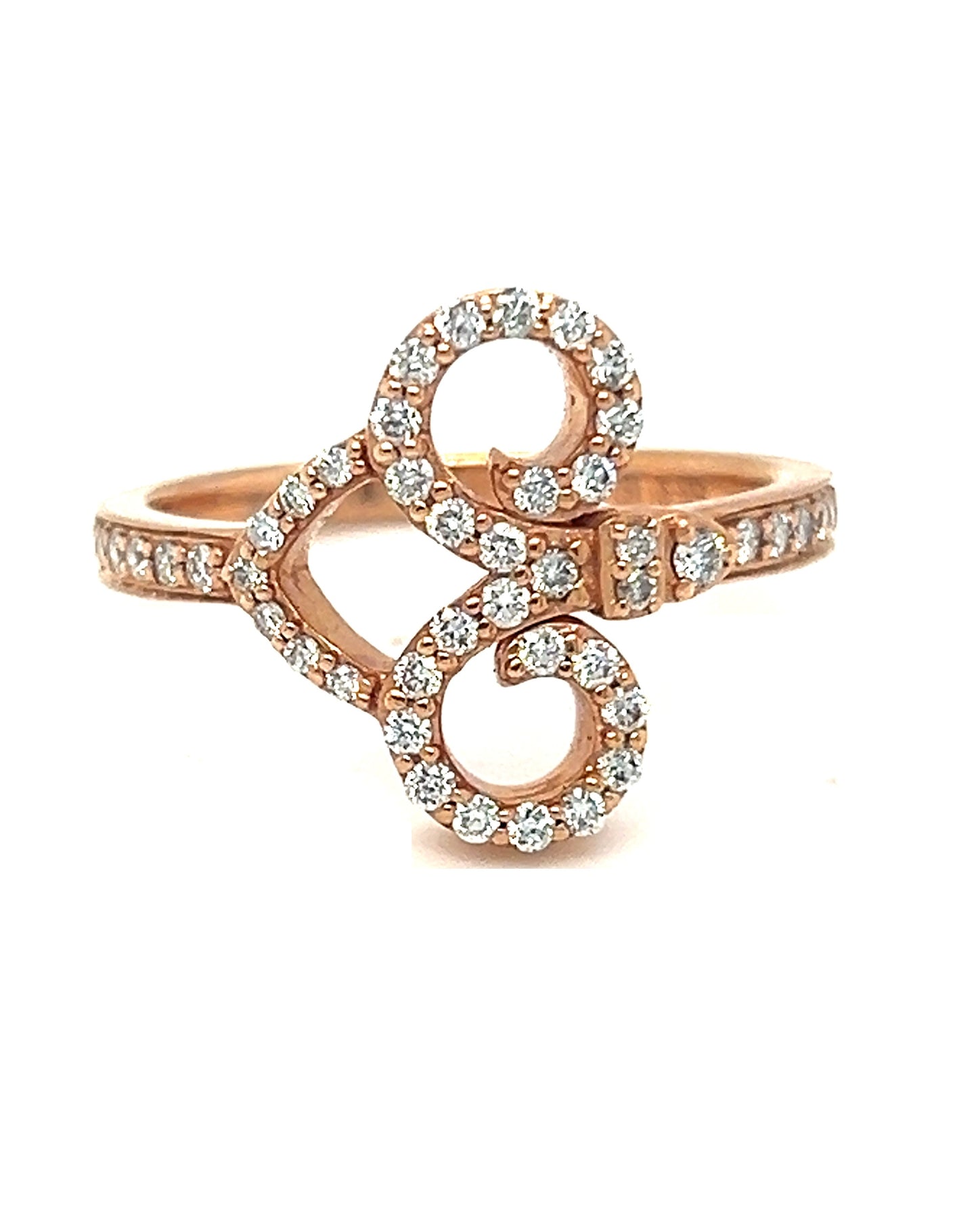 Anillo de diamantes de compromiso brillante