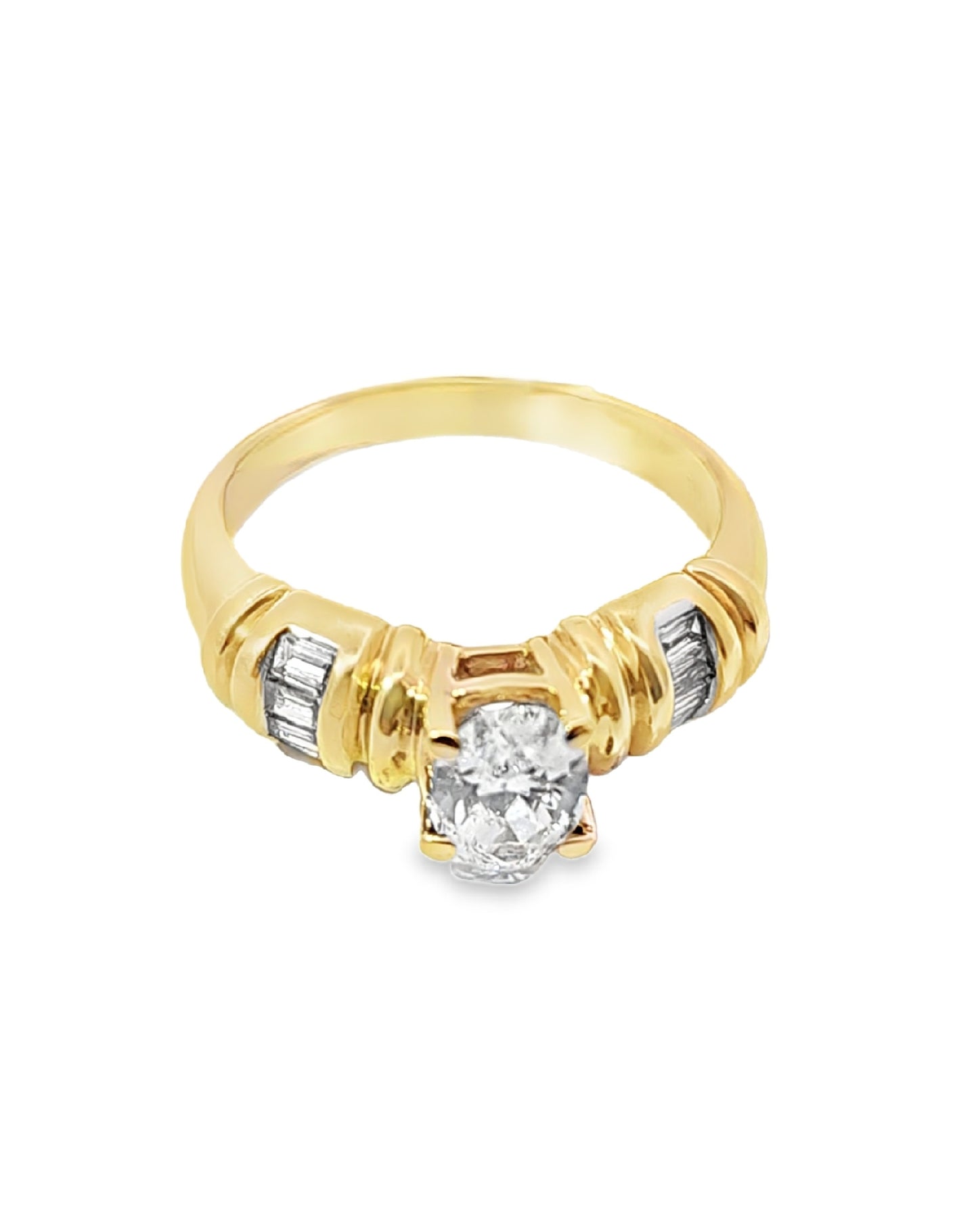 Anillo de diamante solitario de oro amarillo de 18 kt