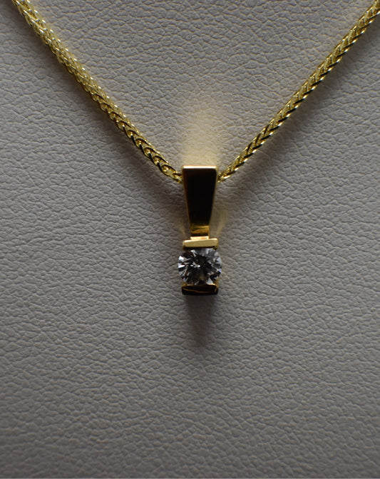 Diamonds 18 Kt Yellow Solitaire Diamond Pendant Necklaces