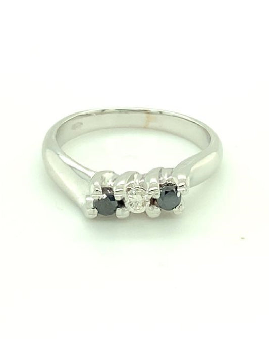 Diamonds 18 Kt White Gold Three Diamond Ring Rings